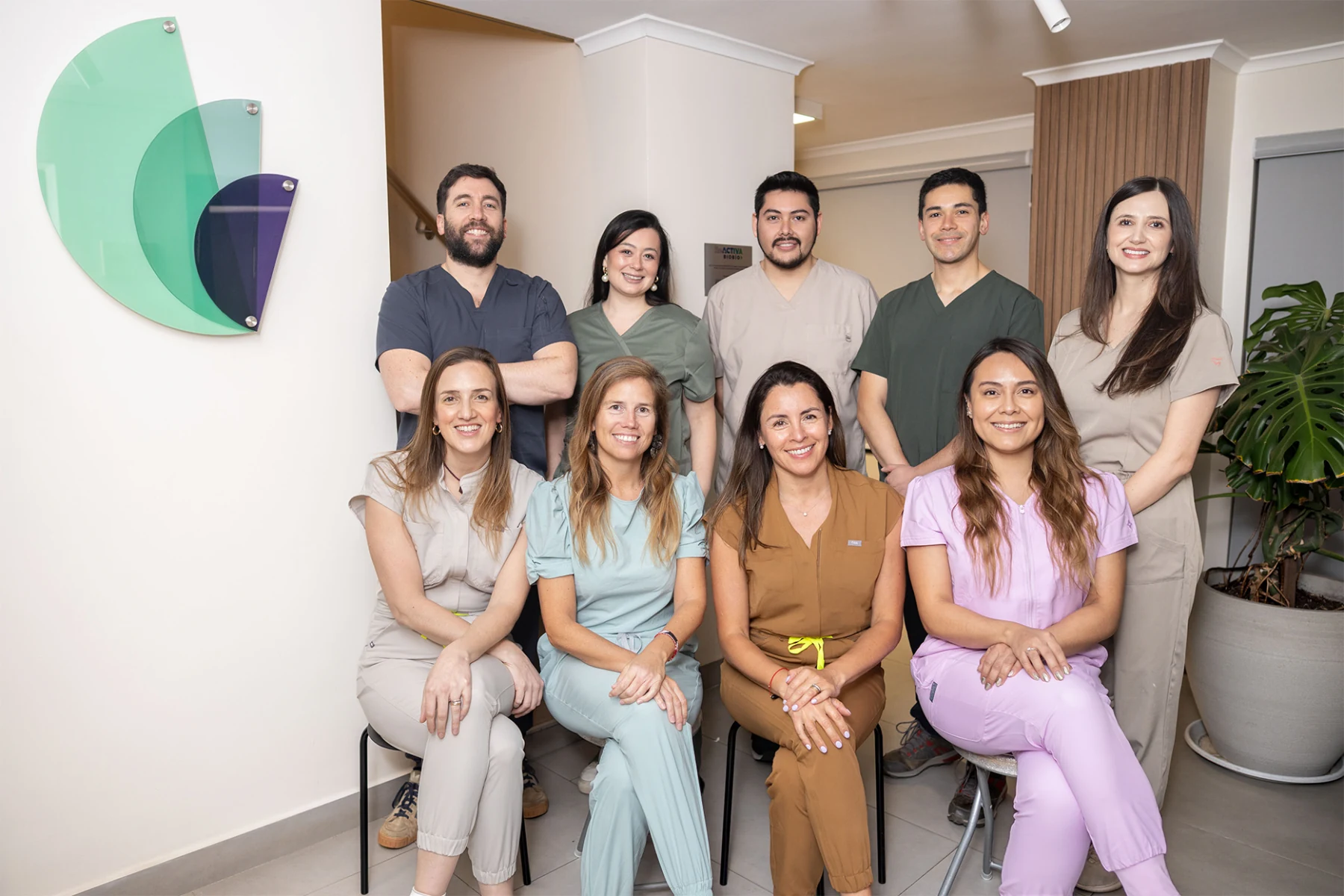 Equipo completo de Haristoy Centro Odontológico en su clínica de Concepción
